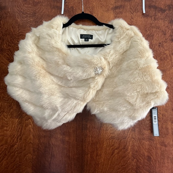 Tahari Accessories - NWT Tahari Champagne Faux Fur Wrap size M